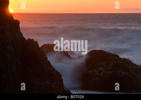 Küstenfelsen und Wellen, die bei Sonnenuntergang Pfeiffer Beach Big Sur Kalifornien Stockfoto