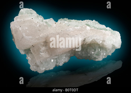 Calcit mit Fluorit in weißes Licht Xian Hua Lin Chengzhou Provinz Hunan China gesehen Stockfoto