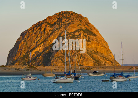 Segelboote verankert vor Morro Rock bei Sonnenaufgang Morro Bay, Kalifornien Stockfoto