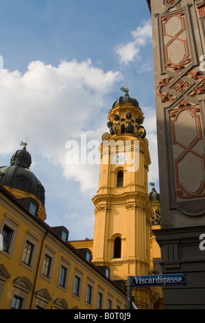 Türme der Theatine St. Cajetan in der Landeshauptstadt München Bayern Deutschland Stockfoto