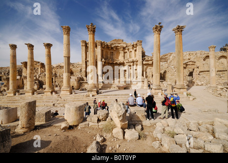 Nymphäum in Ruinen von Jerash römischen Dekapolis-Stadt aus 39 bis 76 AD Touristen vor Jordan Arabia Stockfoto