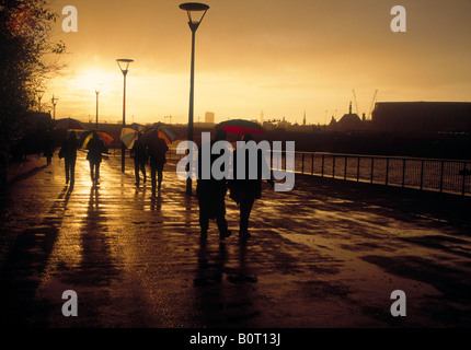 Sonnenschein und Duschen auf dem Thames Path in Bankside, London Stockfoto