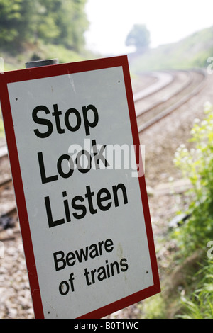 Stop Look hören Hüten Sie sich vor Züge Schild am Fußweg über Bahnstrecken Stockfoto