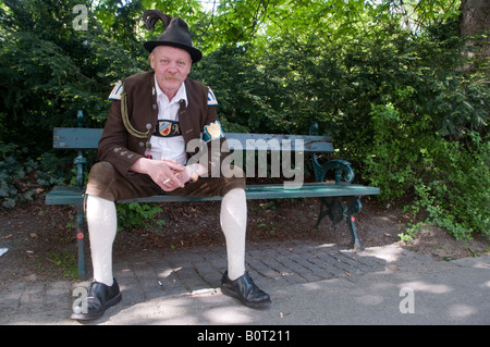 Ein deutscher Mann bayerische Trachten Lederhosen tragen, in einem Park in der Hauptstadt München Bayern Deutschland Stockfoto