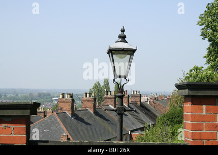 Dächer und einer Straßenlaterne. Schornstein, ein kurzes Rohr, oft aus Lehm, befestigt an der Spitze eines Schornsteins gemacht. Stockfoto