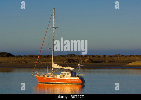 Segelboot verankert im noch ruhigen Wasser von Morro Bay, Kalifornien Stockfoto