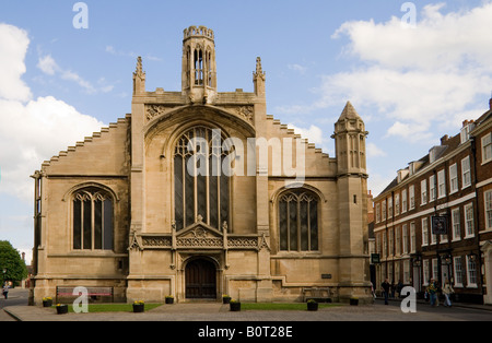 Kirche von St. Michael Le Belfrey im Zentrum von York, mit Fachwerkhäusern zu einer Seite und einem blauen Himmel. Stockfoto