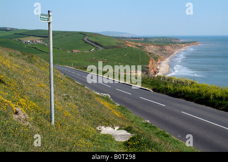 Küstenstraße und Ackerland bei Compton Bucht blicken in Richtung Hannover-Punkt auf der Isle Of Wight England UK Stockfoto