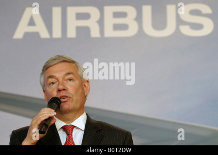 John Leahy Chief Commercial Officer Airbus spricht auf einer Pressekonferenz in Paris Frankreich Freitag, 7. Oktober 2005 Stockfoto