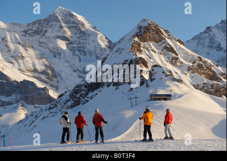 Panorama mit Skifahrer bei männlichen über Wengen und Grindelwald, Berner Alpen, Schweiz Stockfoto