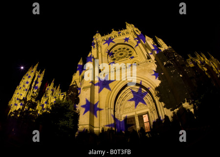 Die Beleuchtung zu Unite-Veranstaltung in der Washington National Cathedral in Washington DC soll Hoffnung für die gesamte Menschheit zu verkünden. Stockfoto