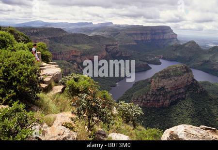 Eine Frau sucht am Blyde River Canyon. Mpumalanga Provinz Transvaal in Südafrika. Stockfoto