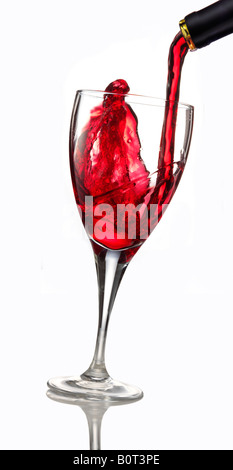 Rotwein in einem Glas auf einem weißen Hintergrund Stockfoto