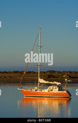 Segelboot verankert im noch ruhigen Wasser von Morro Bay, Kalifornien Stockfoto