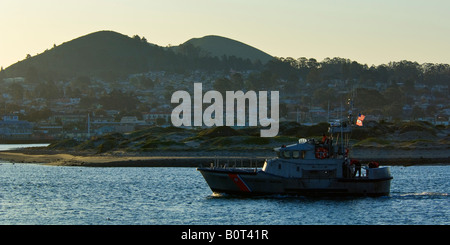 Coast Guard 47 Fuß Bewegungsleben Boot zurück zum Hafen bei Sonnenaufgang Morro Bay, Kalifornien Stockfoto