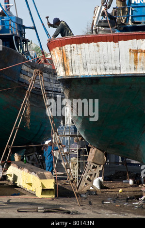 15 08 08 Essaouira Marokko Angeln Boote im Hafen Foto Simon Grosset repariert wird Stockfoto