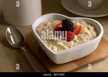 Herzförmige Schüssel Haferbrei mit Beeren Stockfoto