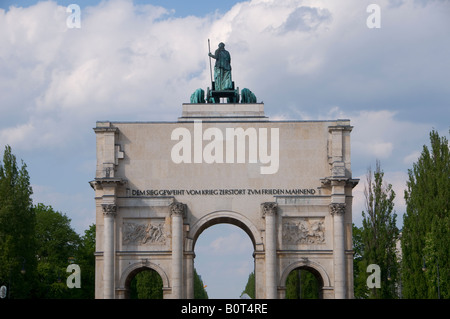 Blick auf Siegestor (Siegestor) Triumphbogen gekrönt mit einer Statue von Bayern mit einem Löwe-Quadriga in der Landeshauptstadt München Bayern Deutschland Stockfoto