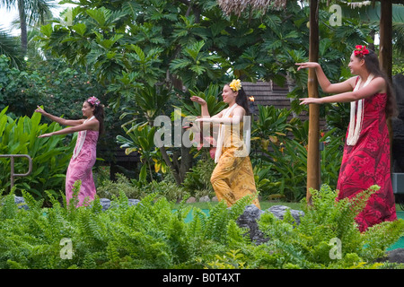 Tänzerinnen auf das Polynesian Cultural Center, Oahu, Hawaii, USA Stockfoto