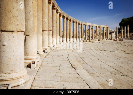 Cardo Maximus und ovale Forum Ruinen von Jerash römischen Decapolis Stadt aus 39 bis 76 AD Jordan Arabien Stockfoto