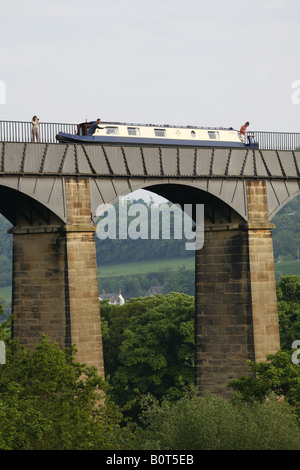 Narrowboat Kreuzung Pontcysyllte Aquädukt Stockfoto