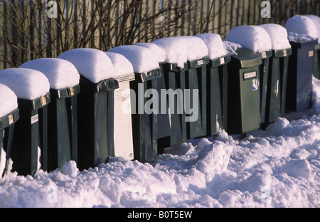 Postfächer mit Schnee bedeckt. Havstenssund, Bohuslan, Schweden. Stockfoto