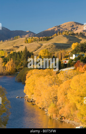 Ein herbstlicher Blick auf malerische See Hayes in der Nähe von Queenstown, Neuseeland Stockfoto