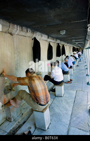 muslimische Männer waschen Sie ihre Füße vor dem Eintritt in die blaue Moschee zum Gebet in Istanbul Stockfoto