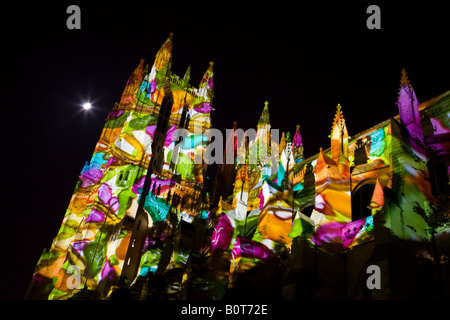 Die Beleuchtung zu Unite-Veranstaltung in der Washington National Cathedral in Washington DC soll Hoffnung für die gesamte Menschheit zu verkünden. Stockfoto