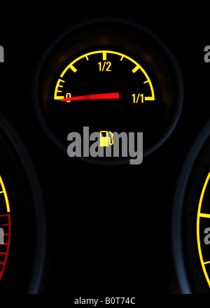 EIN BRITISH CAR FUEL GAUGE ZEIGT LEER, UK. Stockfoto