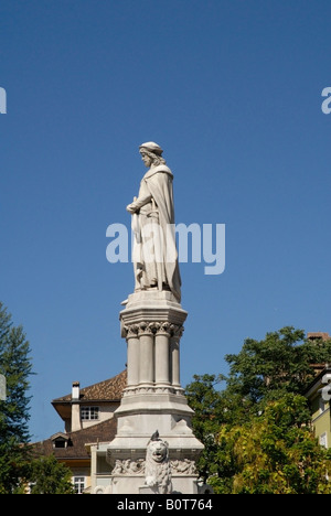 Statue des Dichters in der stilvollen Stadt Bozen in der italienischen Tirol in Norditalien Stockfoto