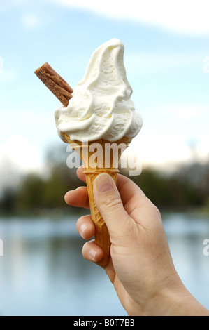 Eis nach Mr Whippy-Art. Nahaufnahme, in der Hand gehalten Stockfoto