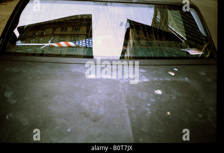 die Backshelf eines amerikanischen Autos, auf dem die amerikanische Flagge liegt Stockfoto