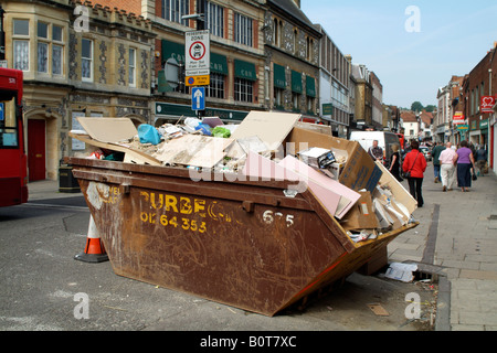 Bauherren-Schutt aus Metall überspringen Winchester High Street Hampshire England Stockfoto