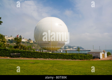 Die Lindstrand Hi Flyer (Hi-Flyer) Helium-Ballon fahren in Torre Abbey Gardens Torquay Devon GB Stockfoto