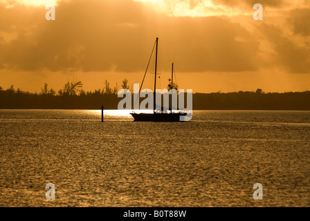 Segelboot im Hafen von spanischen Brunnen bei Sonnenaufgang, spanische Brunnen, St.-Georgs-Cay, Eleuthera, Bahamas Stockfoto