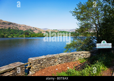 Grasmere See im frühen Frühling in Grasmere begrüssen dürfen unterzeichnen Ouside das Dorf, "Lake District" Cumbria England UK Stockfoto