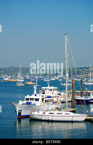 Yachten und Motorboote vor Anker in das ruhige Wasser der Bucht Falmouth, Cornwall, england Stockfoto