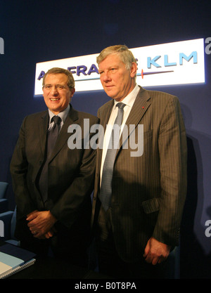 Jean Cyril Spinetta CEO und Vorsitzender der Air France KLM auf der linken Seite posiert mit Leo Van Wijk CEO von KLM und Vice Chairman of Air Stockfoto