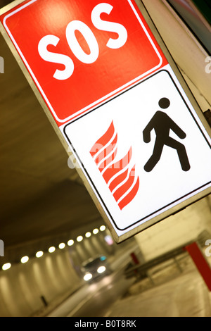Notausgangsschild in einem Tunnel von einer Autobahn Stockfoto