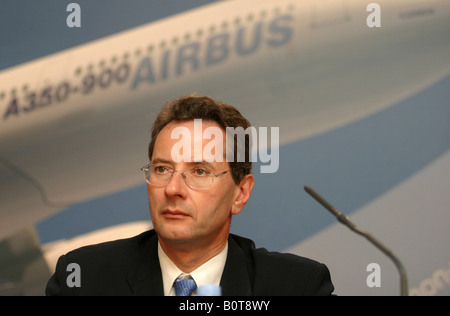 Charles Champion COO Airbus hört auf einer Pressekonferenz in Paris Frankreich Freitag, 7. Oktober 2005 Stockfoto