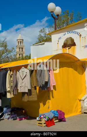 Marktstand, Verkauf von Kleidung mit dem Turm der Kathedrale im Hintergrund in Split Kroatien Europa Stockfoto