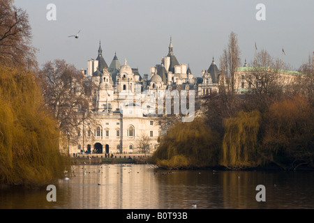 Blick über St James s Park in London auf der Suche in Richtung Horse Guards Road aus über See Stockfoto