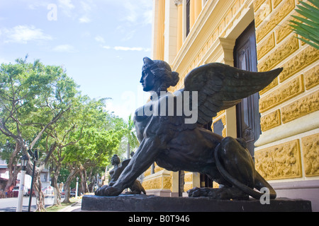 Sphinx am Eingang des Instituto Nacional. Panama City, Republik von Panama Stockfoto