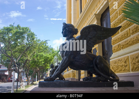 Sphinx am Eingang des Instituto Nacional. Panama City, Republik von Panama. Stockfoto