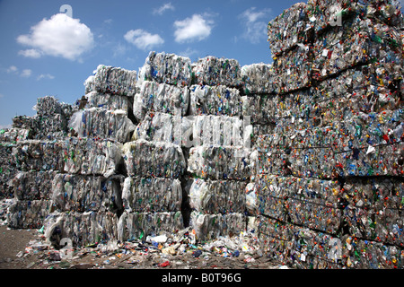 DEU-Deutschland-Essen Recycling von Kunststoffen jeder Art Pressen von Kunststoff-Produkten wie PET-Flaschen Stockfoto