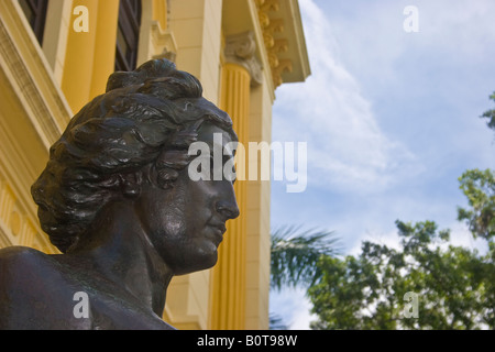 Sphinx am Eingang des Instituto Nacional. Panama City, Republik von Panama Stockfoto