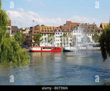 ILL-FLUSSES MIT JET WASSER UND LASTKÄHNE AM QUAI DES PECHEURS KAI STRAßBURG ELSASS FRANKREICH Stockfoto