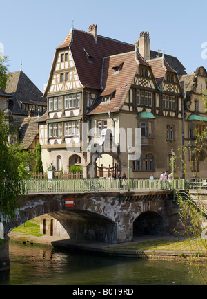 St Etienne Brücke über die Ill und Alfred Marzolff Haus am Lycée des Pontonniers, internationale High School, Straßburg, Elsass, Frankreich, Europa, Stockfoto