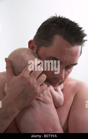 sechs Wochen alten Baby und Vater Stockfoto
